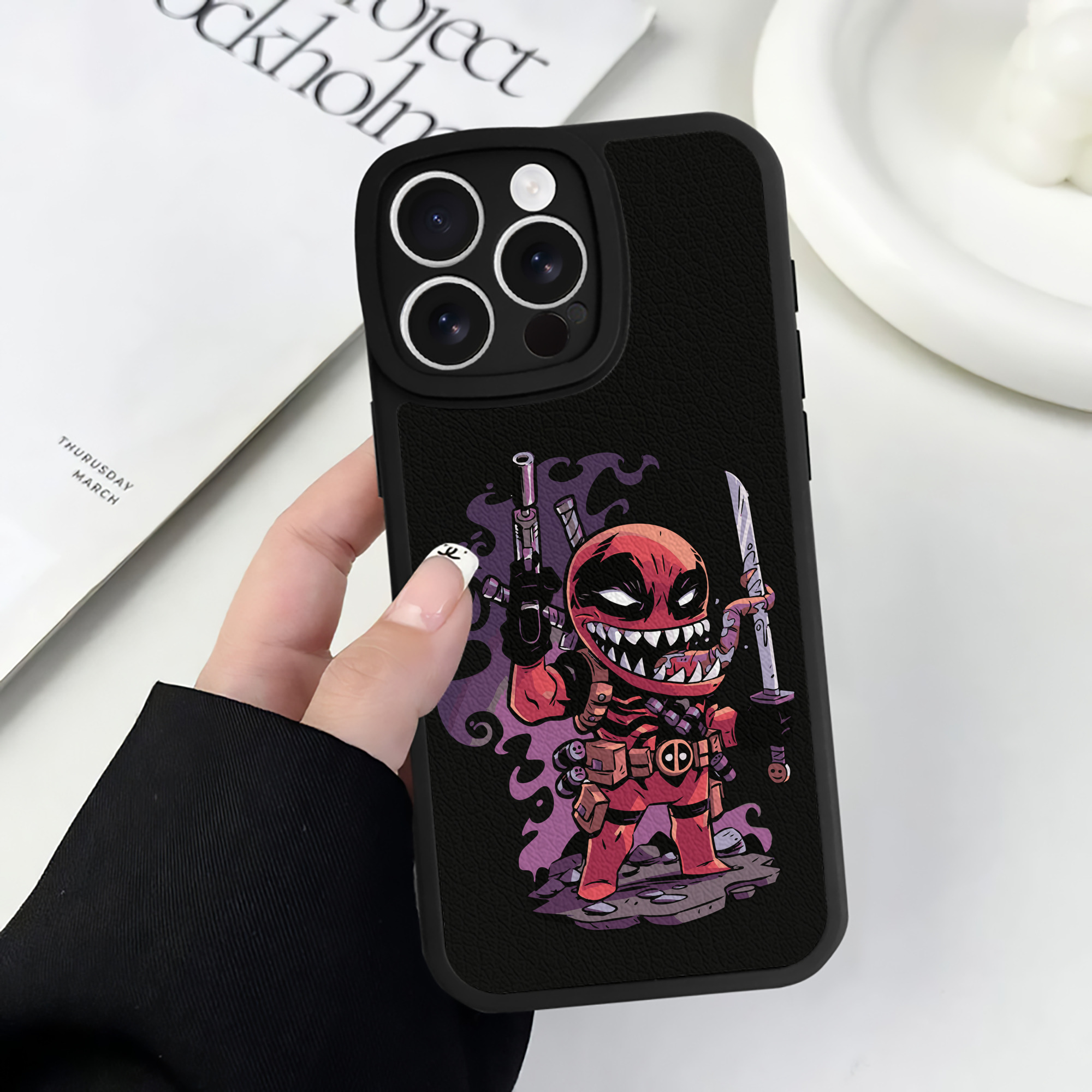 （画像用） アベンジャーズ The Avengers 【iPhone 16シリーズ対応】シリコンスマホケース（レザー調） 材質：シリコン
